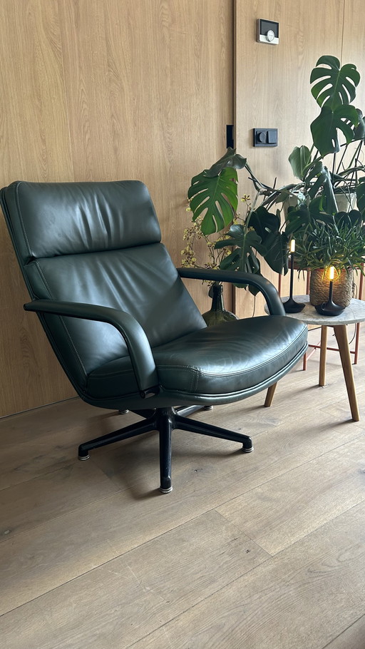 Artifort swivel armchair by Geoffrey Harcourt