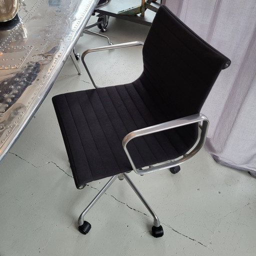 Vitra EA117 Office Chair