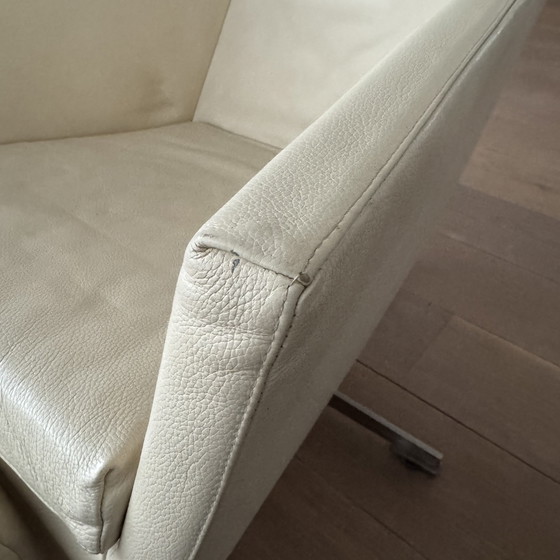 Image 1 of Poltrona in pelle color crema con pouf