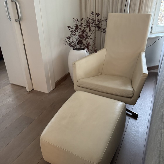 Image 1 of Poltrona in pelle color crema con pouf