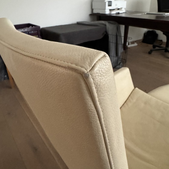 Image 1 of Poltrona in pelle color crema con pouf