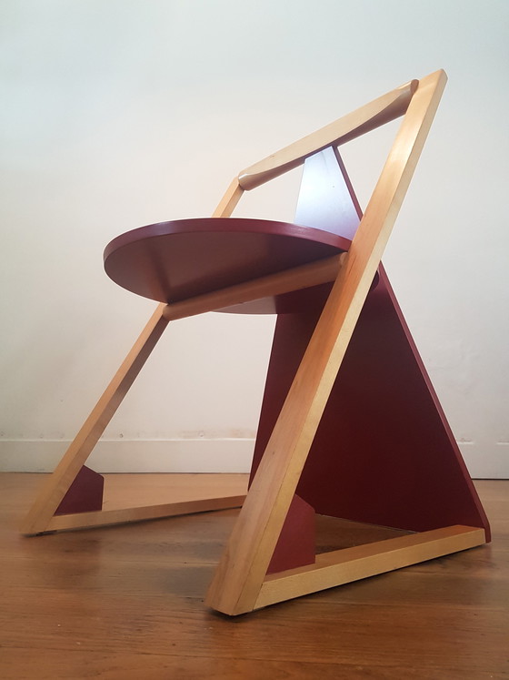 Image 1 of Chaise triangulaire de style Memphis