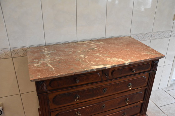 Image 1 of Cómoda de madera con tapa de mármol rojo, circa 1900