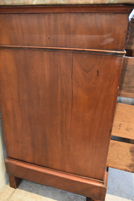 Image 1 of Cómoda de madera con tapa de mármol rojo, circa 1900