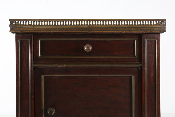 Image 1 of Comodino vintage in stile Impero francese in legno con piano in marmo, anni '50