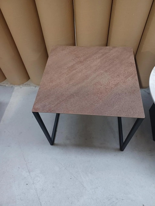 Coffee table with ceramic Rosso top