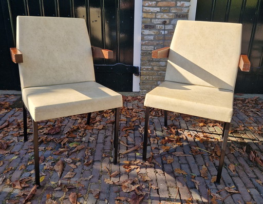 2 poltrone vintage di design di metà secolo in condizioni originali 