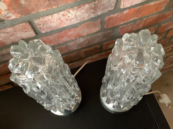Image 1 of Juego de 2 lámparas de mesa de cristal Rock Ice, década de 1960, base cromada, estilo alemán de mediados de siglo.