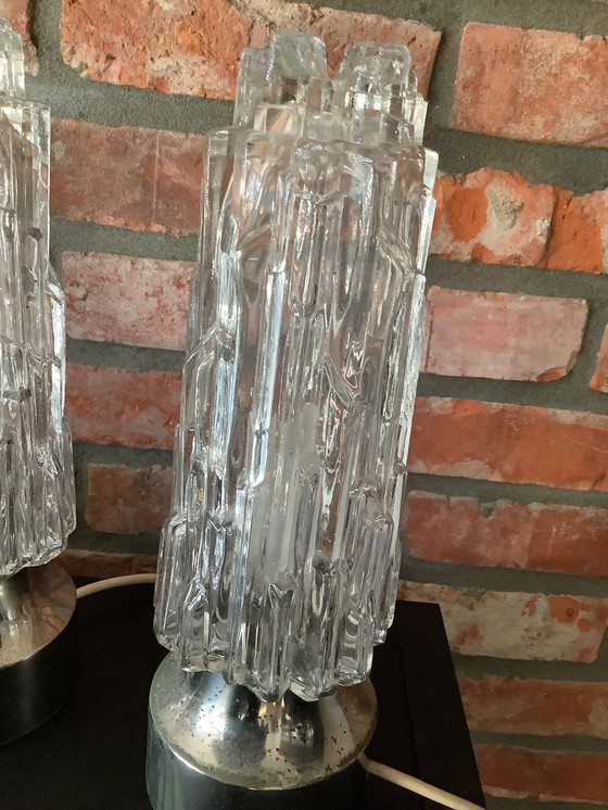 Image 1 of Juego de 2 lámparas de mesa de cristal Rock Ice, década de 1960, base cromada, estilo alemán de mediados de siglo.