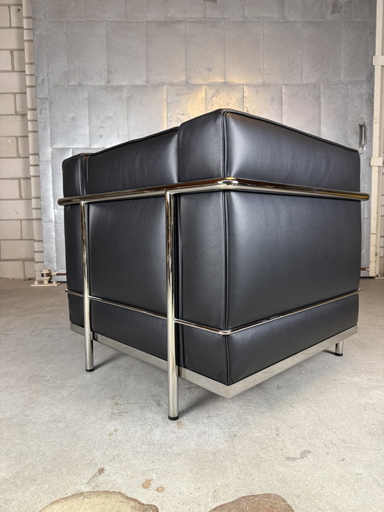 Image 1 of Poltrona Cassina Lc2 Le Corbusier in pelle nera/cromata