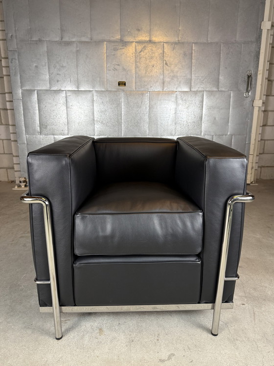 Image 1 of Poltrona Cassina Lc2 Le Corbusier in pelle nera/cromata