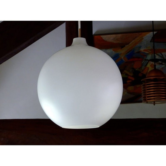 Image 1 of Lampada a sospensione opalina vintage scandinava di Vilhem Wohlert per Louis Poulsen