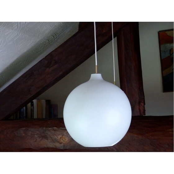 Image 1 of Lampada a sospensione opalina vintage scandinava di Vilhem Wohlert per Louis Poulsen
