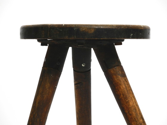 Image 1 of Tabouret industriel à trois pieds en chêne massif des années 1930