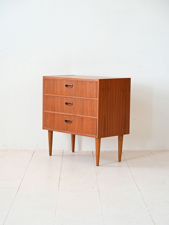 Image 1 of Mesita de noche sueca con cajones