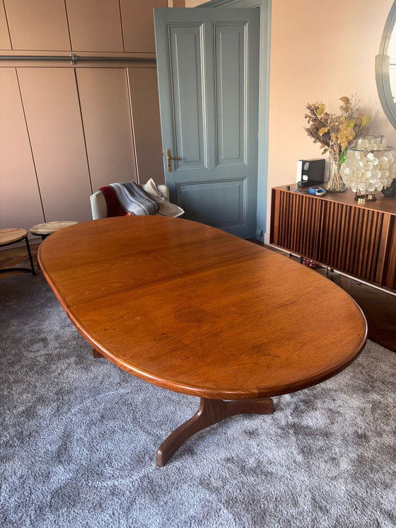 Image 1 of Stylish Oval Dining Table (6-8 Pers)