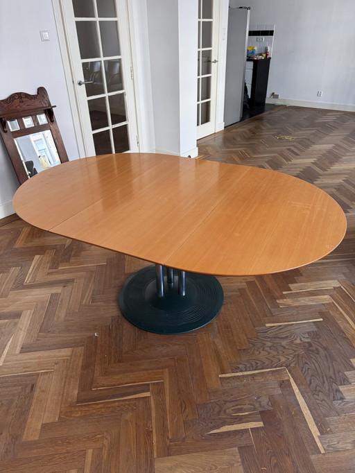 Leolux Trias dining table extendable