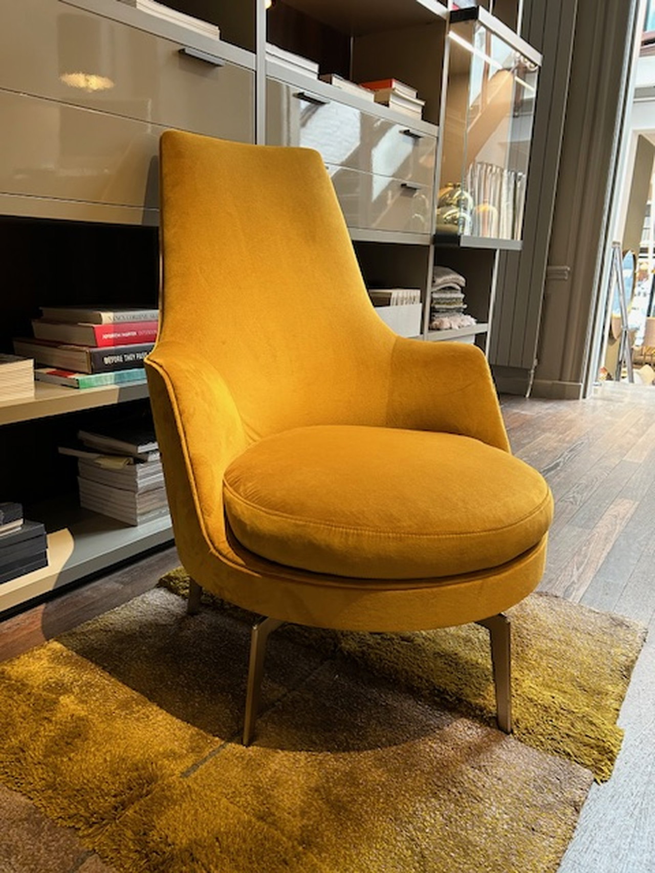 美品 Flexform フレックスフォルム GUSCIOALTO ② 150万 Flexform フレックスフォルム Guscioalto グッショアルト 回転式