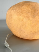 Grande lampe de table "Pebble" en résine par André Cazenave