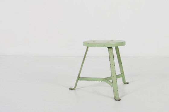 Image 1 of Sgabello industriale verniciato di verde con base in acciaio e piano in legno, anni &#39;30
