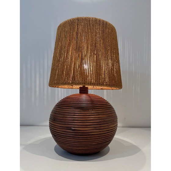 Image 1 of Lámpara redonda de ratán con pantalla de cuerda. Obra francesa al estilo de Adrien Adoux y Frida Minet. Circa 1970.