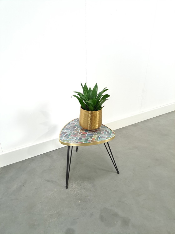 Image 1 of Tavolino laterale con piano in formica a scacchi e gambe a forcina Tavolino da fiori n. 9