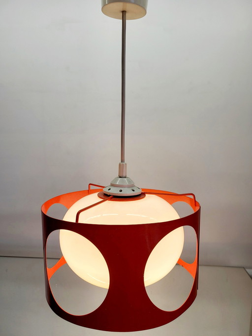 Lampada a sospensione Space Age, metallo arancione, sfera in vetro opalino, anni &#39;60-&#39;70