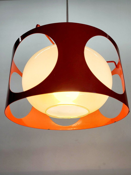 Image 1 of Lampada a sospensione Space Age, metallo arancione, sfera in vetro opalino, anni &#39;60-&#39;70