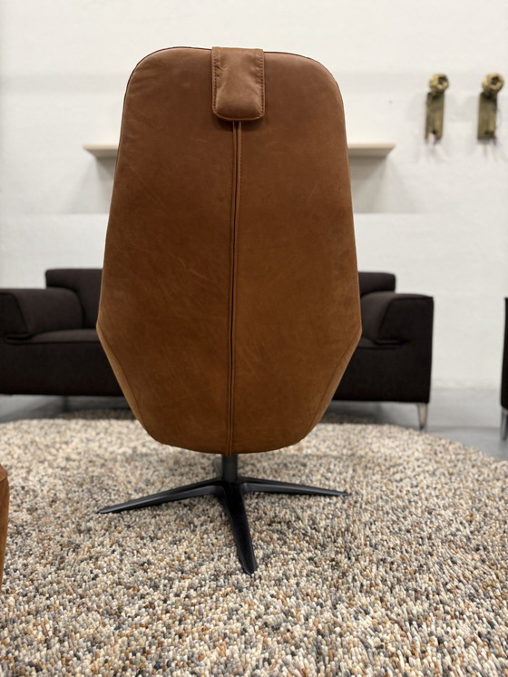 Image 1 of Sillón giratorio Pode Spot Two con otomana y almohada de cuero Danza