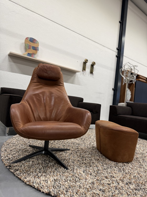 Image 1 of Sillón giratorio Pode Spot Two con otomana y almohada de cuero Danza