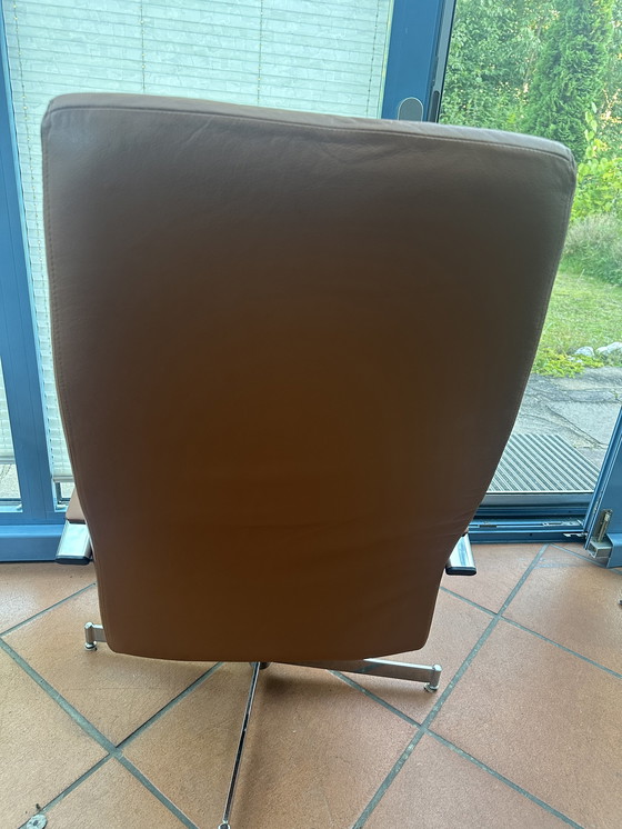 Image 1 of Fauteuil lounge vintage pivotant en cuir marron