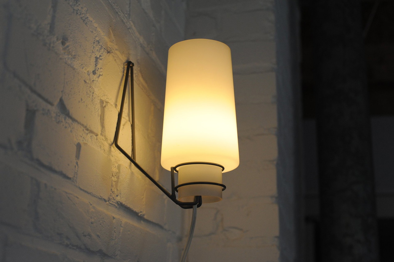 Lampada da parete vintage in vetro lattimo Louis Kalff