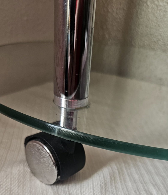 Image 1 of Mesa auxiliar de vidrio y cromo con ruedas