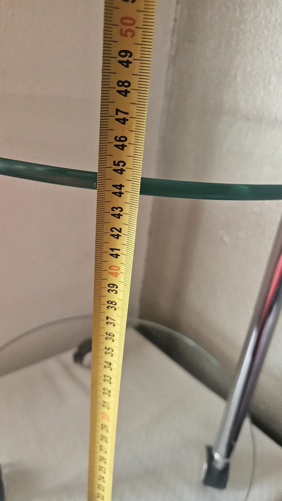 Image 1 of Mesa auxiliar de vidrio y cromo con ruedas