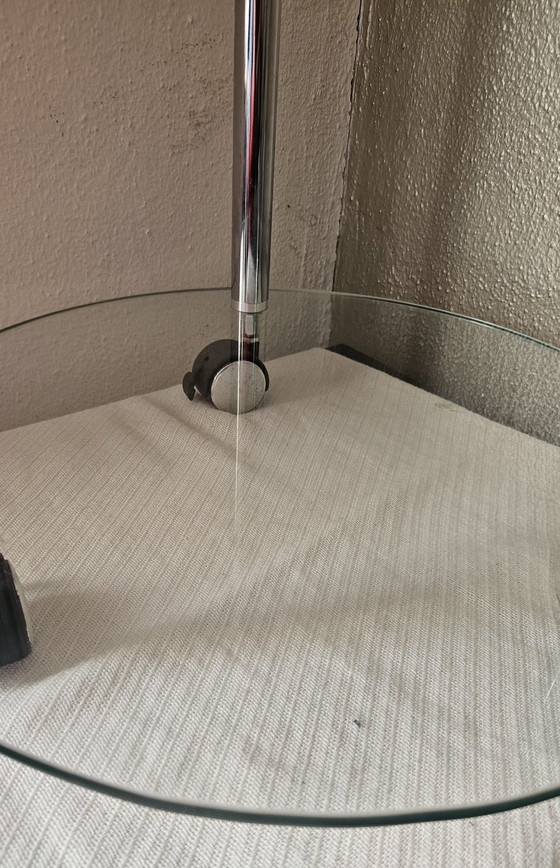 Image 1 of Mesa auxiliar de vidrio y cromo con ruedas