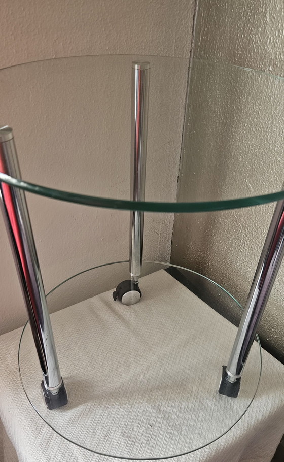 Image 1 of Mesa auxiliar de vidrio y cromo con ruedas