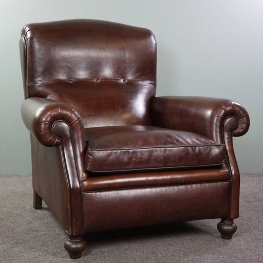 Fauteuil en peau de mouton récemment rembourré, couleur foncée