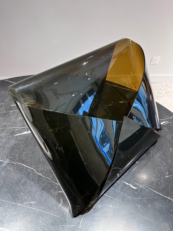 Image 1 of Revistero de plexiglás ahumado, circa 1970.