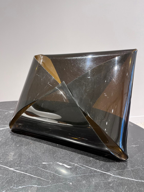 Image 1 of Revistero de plexiglás ahumado, circa 1970.