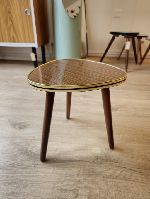 Mesa auxiliar vintage con plantas 