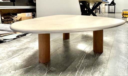 Table basse Mortex beige en forme organique