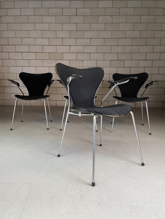 Image 1 of 4X Fritz Hansen Butterfly Chair