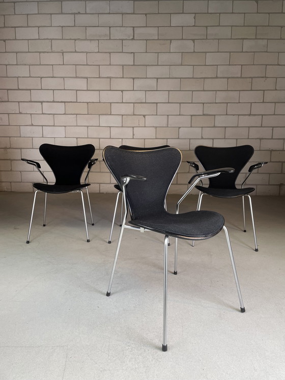 Image 1 of 4X Fritz Hansen Butterfly Chair