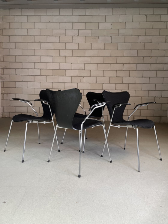 Image 1 of 4X Fritz Hansen Butterfly Chair