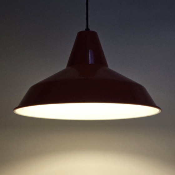 Image 1 of Lampada a sospensione vintage in metallo arancione industriale da officina, anni '70.