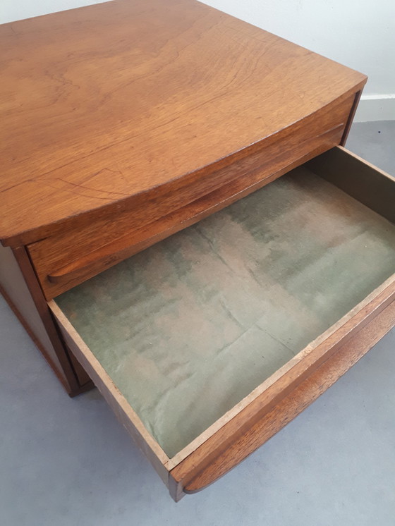 Image 1 of Commode vintage, table de chevet flottante