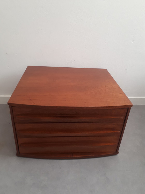 Image 1 of Commode vintage, table de chevet flottante
