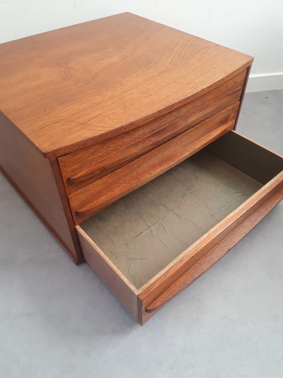 Image 1 of Commode vintage, table de chevet flottante
