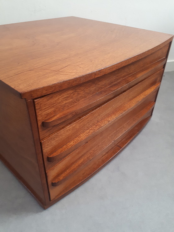 Image 1 of Commode vintage, table de chevet flottante