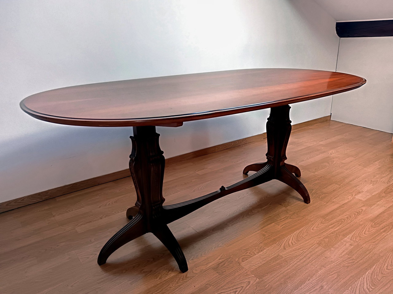 Mesa de comedor ovalada de nogal, Expozione Mobili Cantu, (La Permanente) años 40
